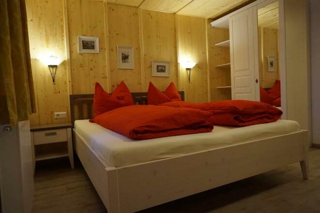Doppelbett in Schlafzimmer 2 Appartment 3