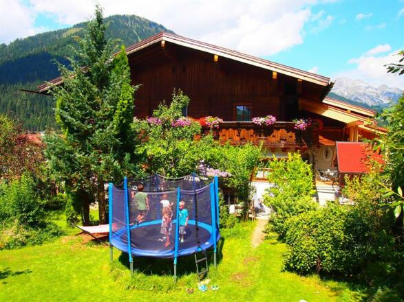 Haus mit Trampolin