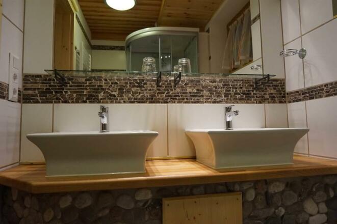 Dusche mit 2 Waschbecken in Schlafzimmer 2 Appartm