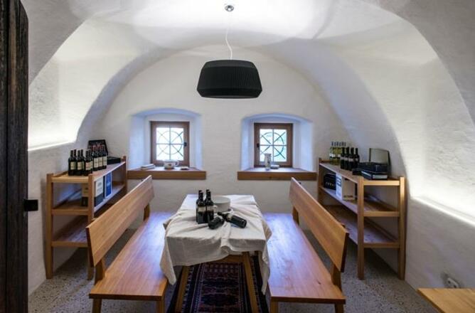 Rauchkuchl-Vorratskammer mit regionalen Produkten