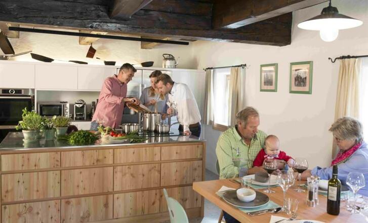 Gemeinsames Kochen oder bedient werden im Urlaub