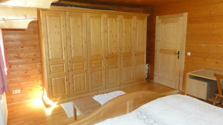 Schlafzimmer Holz Kasten