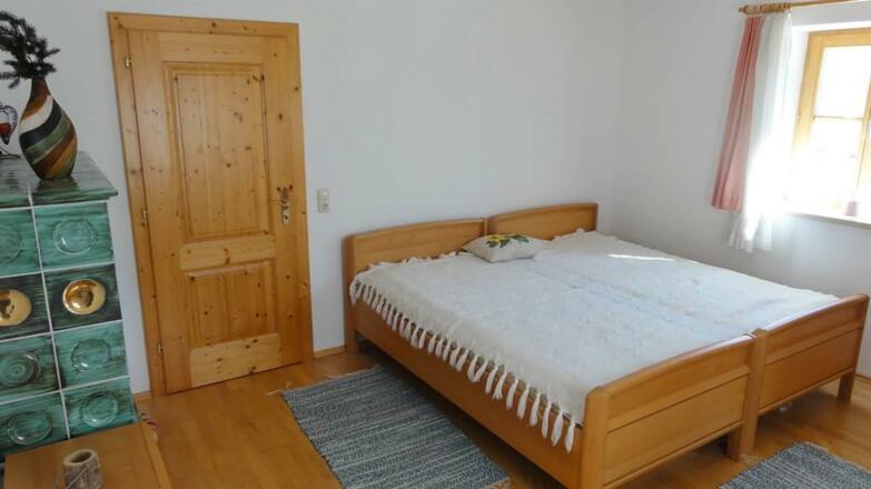 Schlafzimmer mit Kachelofen