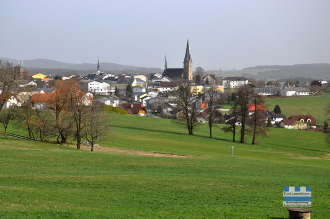 Blick vom Nordwaldkammwegabstieg auf Bad Leonfelden mit Wüstensand in der Luft