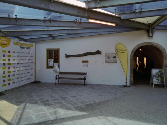 Eingang Tourismusbüro Bad Goisern vom Parkplatz Hauptstraße B145