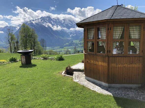 Gartenhütte und Grill