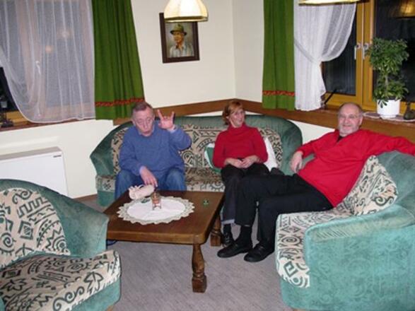 Gäste im Aufenthaltsraum