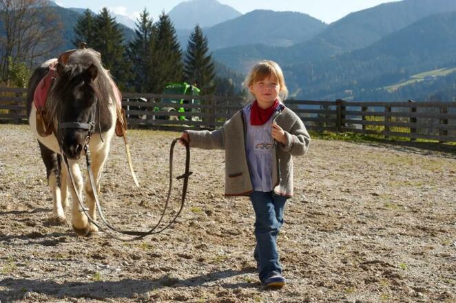 Katharina + Pony Laika auf unserem Reitplatz