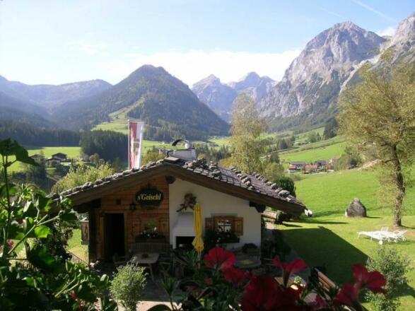 unsere Almhütte s`Geisch´l mit Tennengebirge