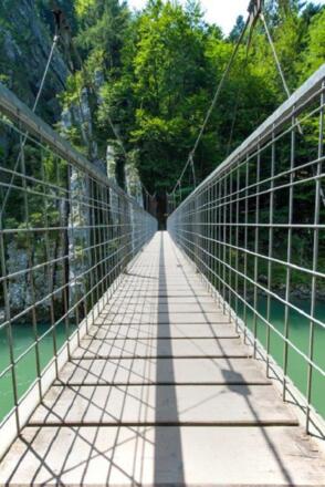 Hängebrücke über der Tiroler Ache