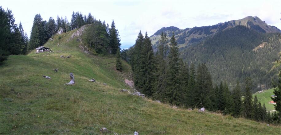 Kleiner Rechenberg mit Hütte, rechts der Hochgern