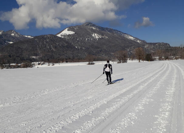 Schlechinger Loipe am Achendamm mit Blick auf die Hochplatte