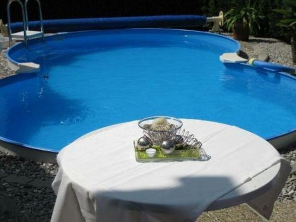 Relaxen_im_Poolbereich