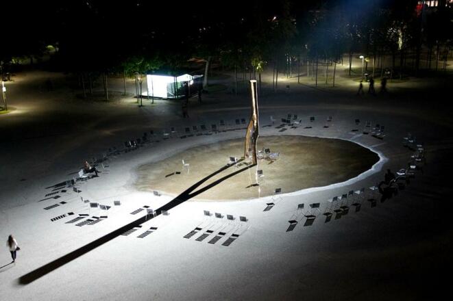 Die Ready Maid Statue bei Nacht