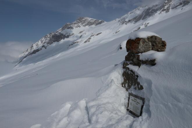 Verschneite Ruine im Winter
