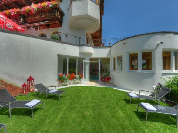 Das Posthaus stubai&amp;smart Liegen Pool Garten