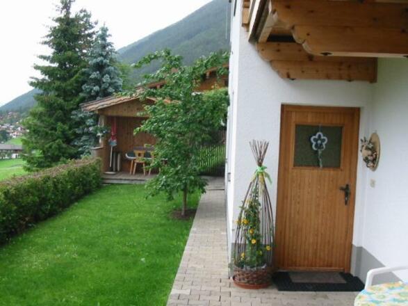 Garten mit Gartenlaube