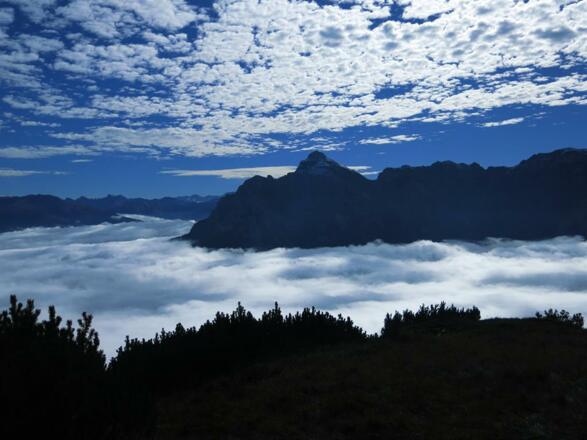 herbstlicher Hochnebel über dem Stubaital