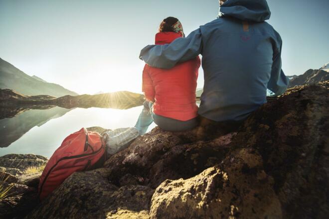 Bergsee mit Sonnenstrahlen