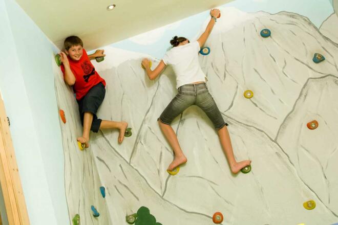 Kinderspielzimmer mit Kletterwand