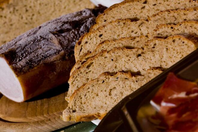Frühstücksbuffet mit selbstgebackenem Bauernbrot