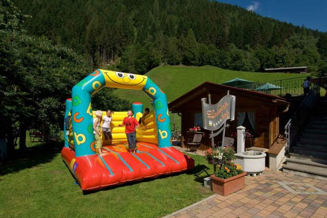 Abenteuerspielplatz für Kinder - HÜPFBURG