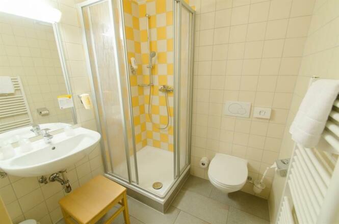 badezimmer-jufa-hotel-montafon-dusche