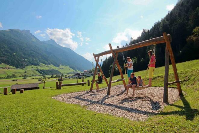 Abenteuerspielplatz für Kinder - MEGASCHAUKEL