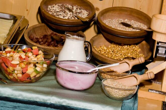 Herzhaftes Frühstücksbuffet mit Müslivariationen
