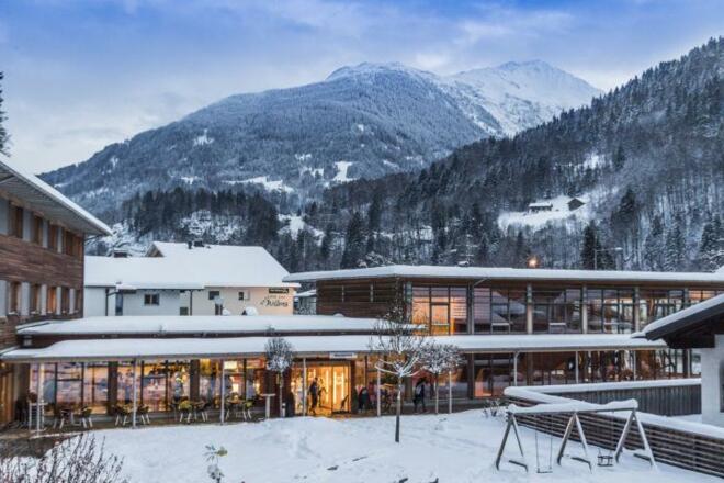hotelansicht-jufa-hotel-montafon-eingang-spielplat