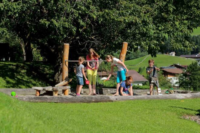 Abenteuerspielplatz für Kinder - SANDKASTEN MIT BA