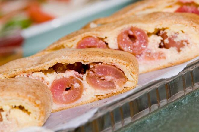 Frühstücksbuffet mit selbstgebackenen Kuchen