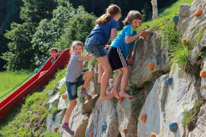 Abenteuerspielplatz für Kinder - KLETTERFELSEN