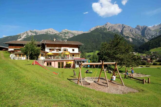 Pension Ladestatthof mit Spielplatz im Sommer
