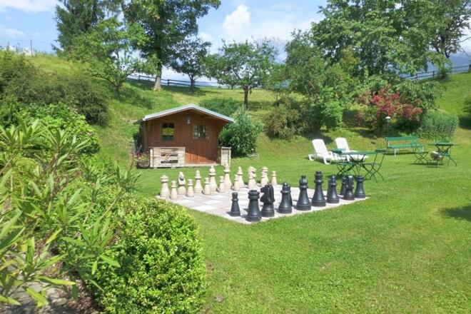 Hotelgarten mit Freischach