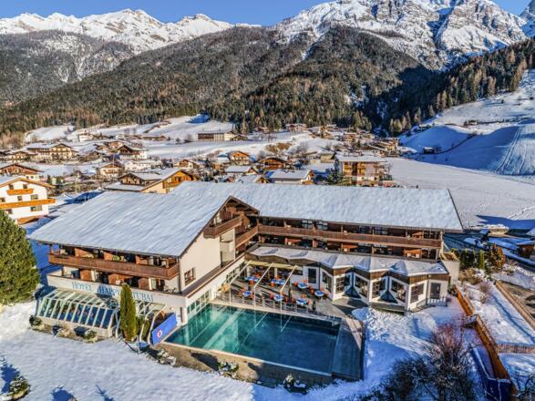 Winter Happy Stubai Hotel Hostel Neustift Stubaita