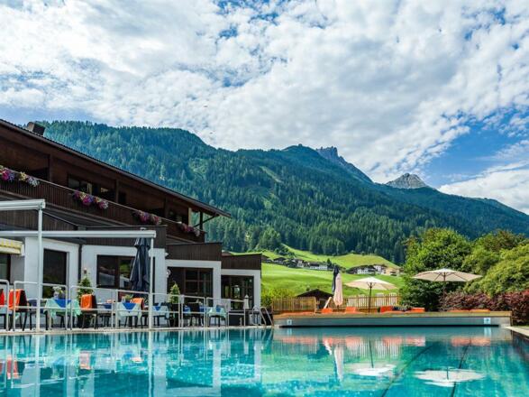 Happy_Stubai_Hotel_Hostel_Neustift_Stubaital_Ausse