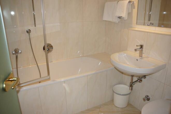 Gartenhotel Maria Theresia, Bad