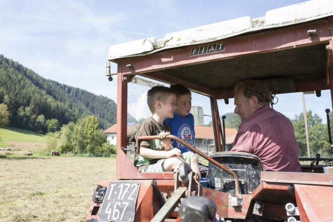 Traktor fahren am Bauernhof