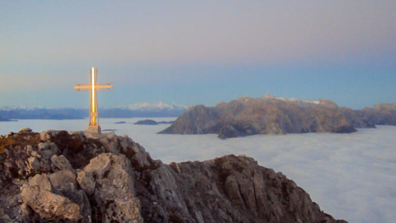 Das neu errichtete Gipfelkreuz am Hochthron (Tennengebirge)