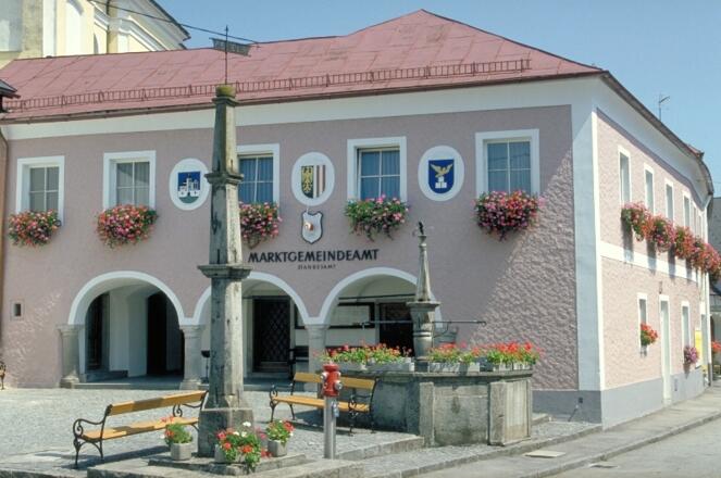 Marktplatz mit Pranger und Brunnen