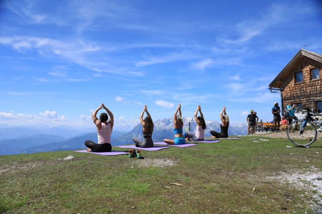 Entspannung pur, mit Yoga und einem unvergesslichen Ausblick von der Werfener-Hütte des ÖTK