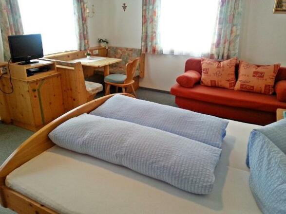 Dreibettzimmer mit SAT-TV