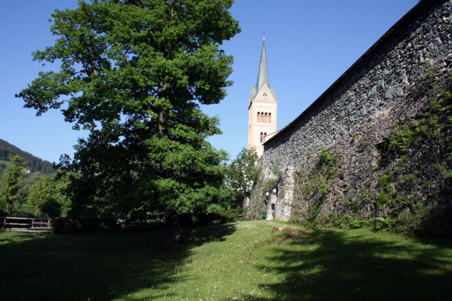 Stadtmauer mit Kirchturm