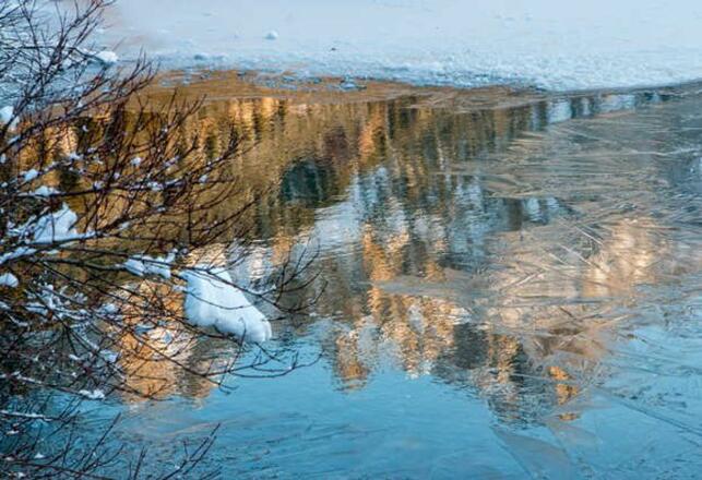 Der Haldensee beginnt zu gefrieren.