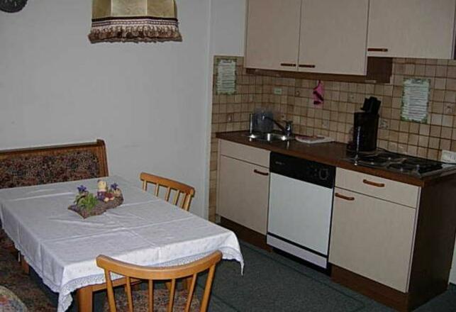 FW für 2-4 Pers., Eigener Balkon, 2 Schlafzimmer, Du, Wc, Wohnküche, Spülmaschine, Kaffeemaschine, ausreichend Geschirr usw. ausgestattet.  TV - Anlage mit 60 Sendern.