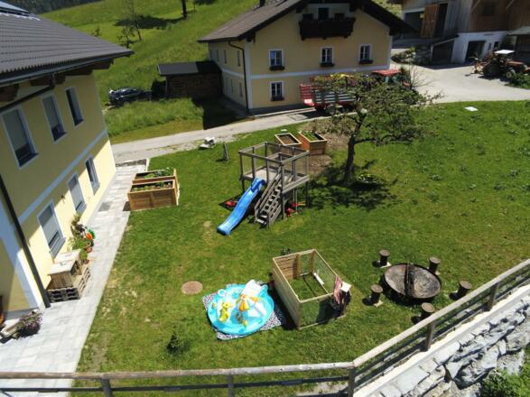 Garten mit kleiner Spielanlage