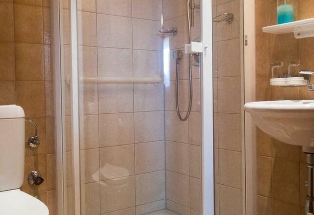 Du/Wc  von Zimmer im parterre