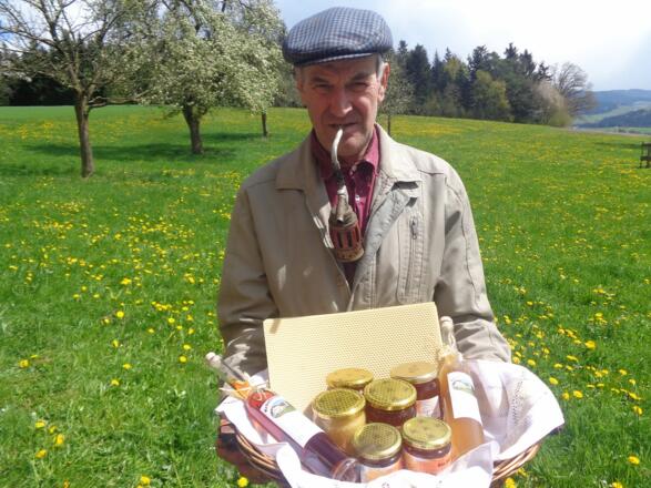 Otto Opa mit seinem Bio-Honig