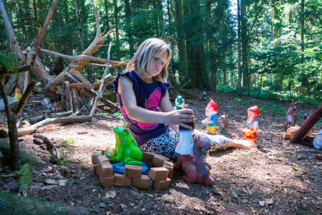 Spielen im Zwergenwald `Biohof Stadler`